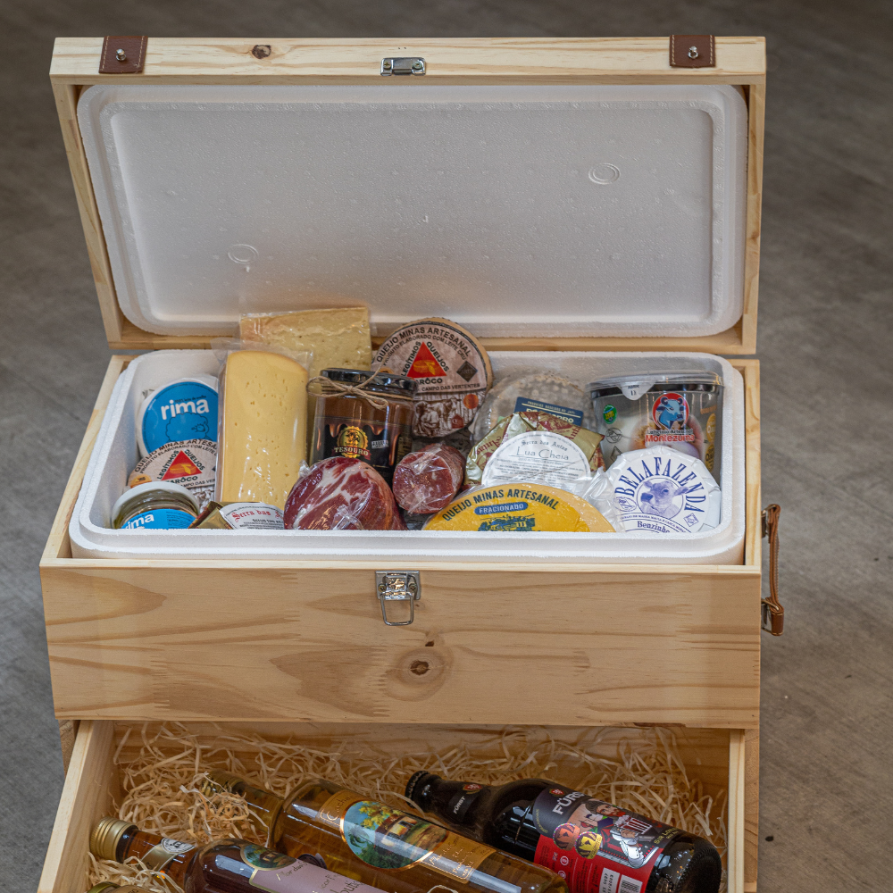 Baú Especial - 11 Queijos Artesanais + 2 Embutidos + Caixa Personalizada em Madeira