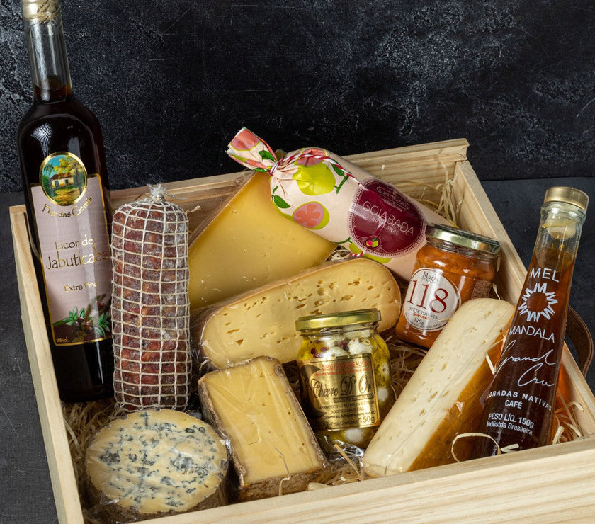 CESTA DE PRESENTE - 6 QUEIJOS + CHARCUTARIA + GOIABADA + MEL + PATE + LICOR DE JABUTICABA