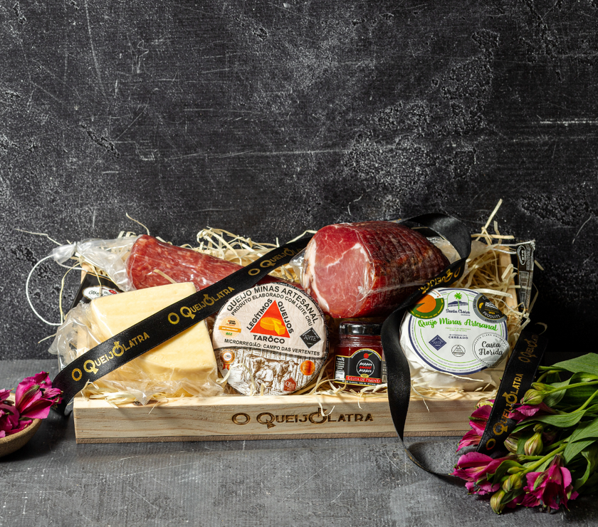 CESTA DE PRESENTE 3 QUEIJOS MEIA CURA + 2 CHARCUTARIAS + GELÉIA