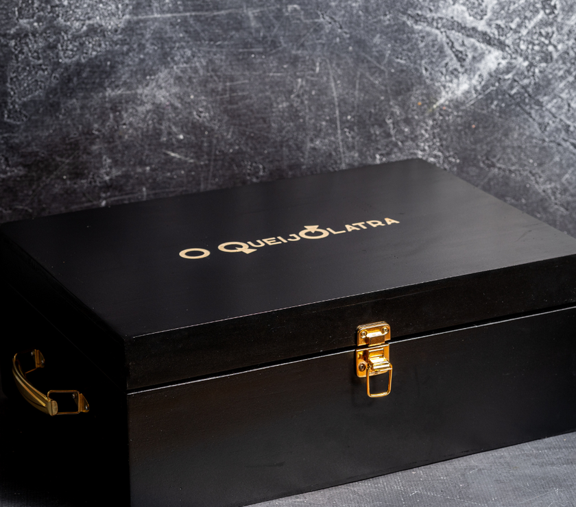 Caixa de Presente com os 8 Melhores Queijos Artesanais Brasileiros de 2024 + Geléia + Grissini