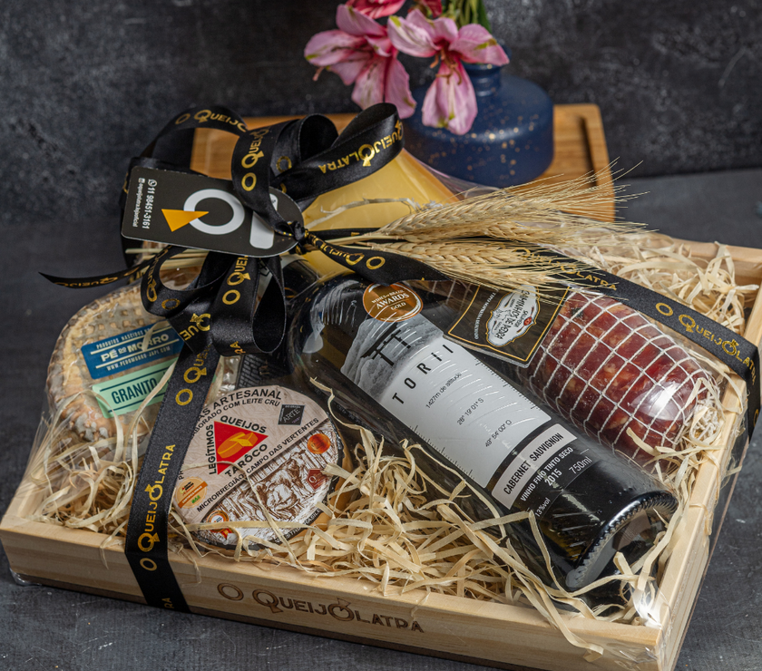 CESTA DE PRESENTE - 3 QUEIJOS ARTESANAIS+ CHARCUTARIA + VINHO CABERNET SAUVIGNON