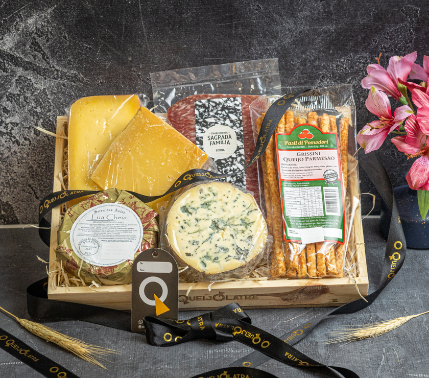 CESTA DE PRESENTE - 4 QUEIJOS + CHARCUTARIA+ GRISSINI