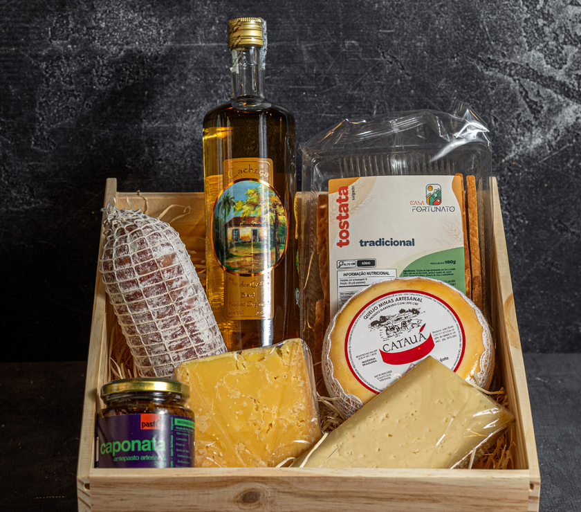 Caixa de Presente - Maleta de Madeira Pinus - 3 Queijos Artesanais + Cachaça Artesanal + Charcutaria + Antepasto + Torradas