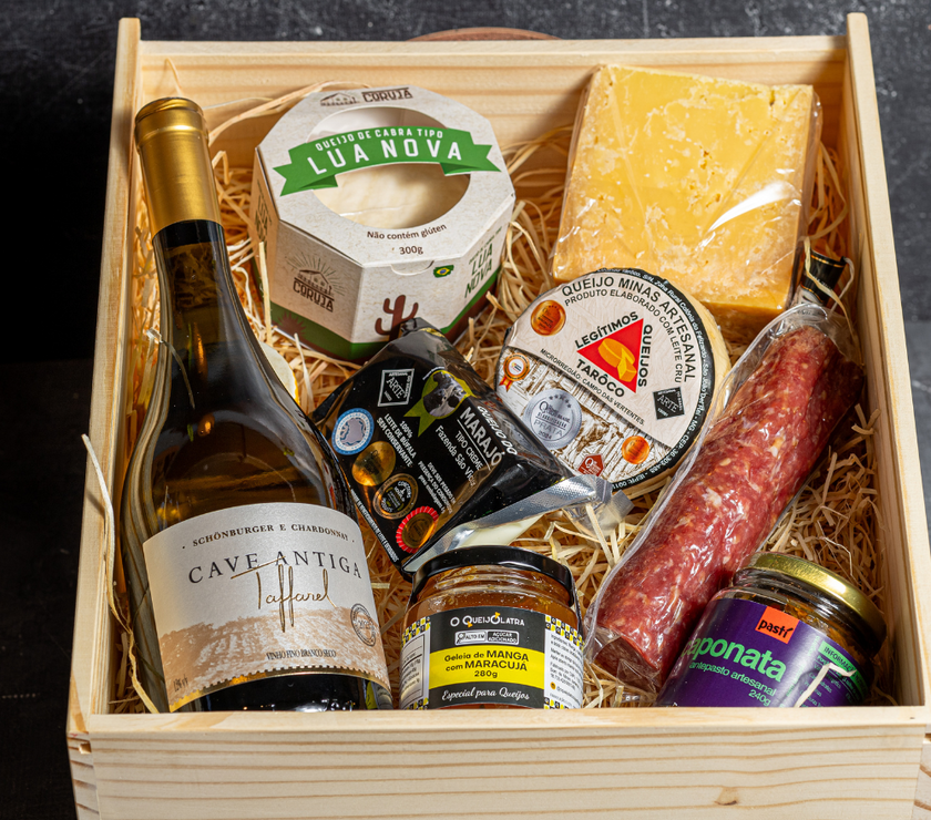 Maleta de Madeira Pinus - 4 Queijos Artesanais Brasileiros de Leite Crú + Vinho Nacional+ Charcutaria Artesanal + Geléia + Antepasto