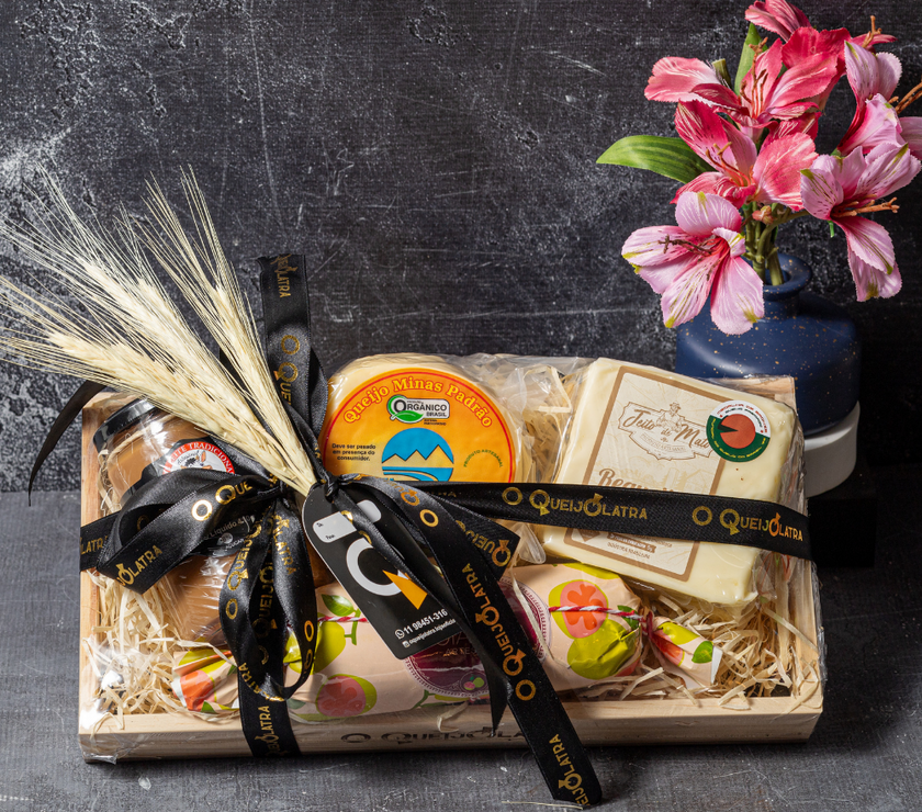 CESTA DE PRESENTE - 2 QUEIJOS + GOIABADA JATIBOCA + DOCE DE LEITE