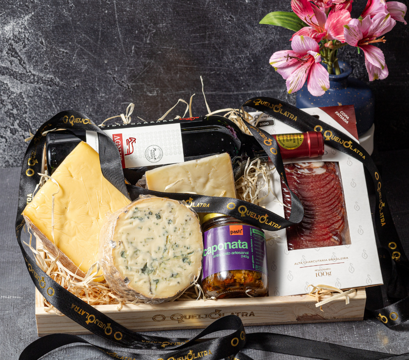 Cesta De Presente 3 Queijos + Vinho Merlot + Copa+ Antepasto