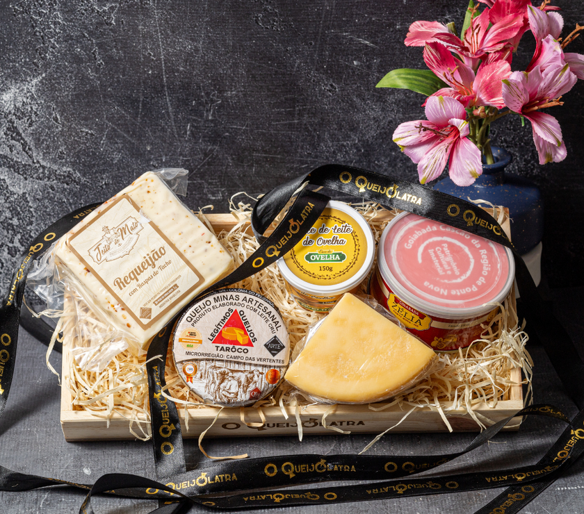 CESTA DE PRESENTE - 3 QUEIJOS SUAVES + GOIABADA CREMOSA + DOCE DE LEITE