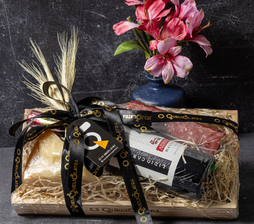 CESTA DE PRESENTE QUEIJO + VINHO + CHARCUTARIA