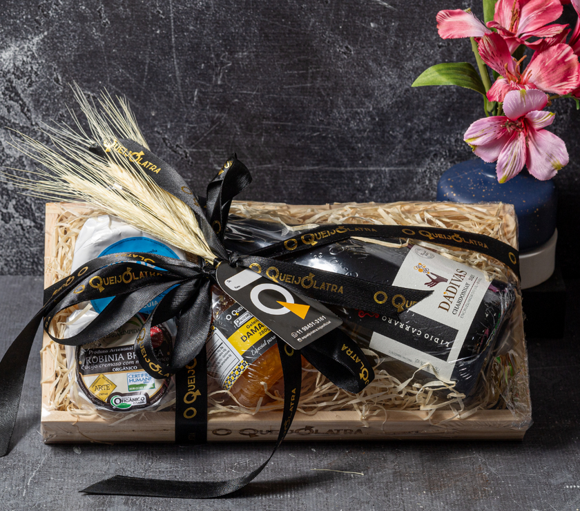 CESTA DE PRESENTE - 2 QUEIJOS + VINHO BRANCO + GELÉIA