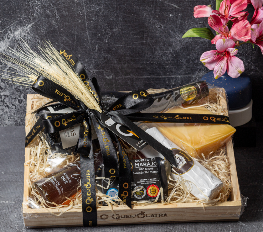 Tabua De Presente - 3 Queijos + Vinho Chardonay + Mel Especial